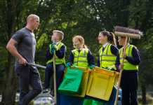 Paul O'Connell with Liam Griffin, Brooke O'Neill, Clodagh De Paor and Seamus O'Sial from The Model School Limerick, at the launch of the Team Limerick Clean-up Campaign.