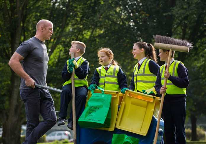 Paul O'Connell with Liam Griffin, Brooke O'Neill, Clodagh De Paor and Seamus O'Sial from The Model School Limerick, at the launch of the Team Limerick Clean-up Campaign.