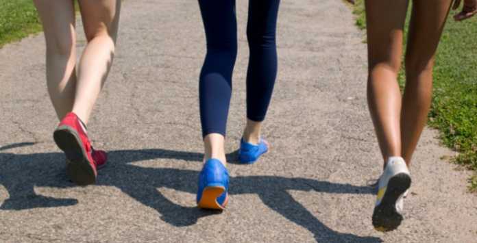 women-walking-texting-main-700x357