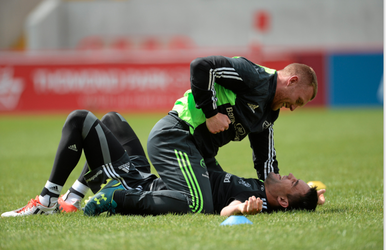 Rugby – Earls and Murray sign contracts with IRFU and Munster