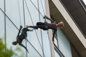 Camila Hernandez, Verticalica performing on the side of the Limerick Strand Hotel in Limerick. Photo: Oisin McHugh True Media Limerick Post news