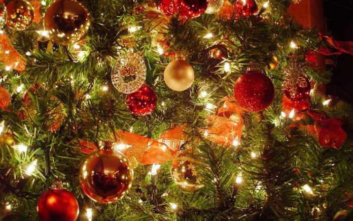 christmas-celebration-garlands-decorations-wallpapers-tree-wallpaper