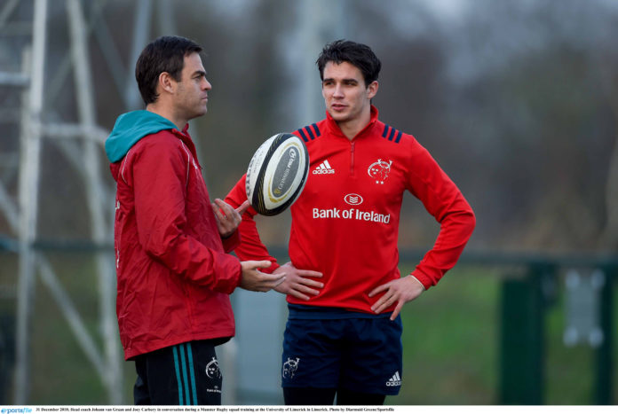 Head coach Johann van Graan and Joey Carbery in conversation during a Munster Rugby squad training at the University of Limerick in Limerick. Photo by Diarmuid Greene/Sportsfile