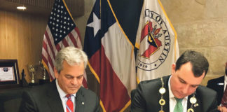 Austin Mayor Steve Adler signing the Memorandum of Understanding with Limerick Mayor James Collins.