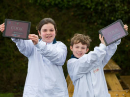 To mark Engineers Week 2019, Patrick Denning, an engineer from global medtech company Cook Medical, visited Monaleen NS to educate local students on MedTech engineering by using Augmented Reality technology. Pictured at Monaleen National School is 5th class pupils Claire and Robert. Photo: Oisin McHugh True Media