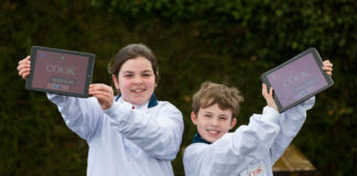 To mark Engineers Week 2019, Patrick Denning, an engineer from global medtech company Cook Medical, visited Monaleen NS to educate local students on MedTech engineering by using Augmented Reality technology. Pictured at Monaleen National School is 5th class pupils Claire and Robert. Photo: Oisin McHugh True Media