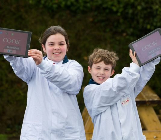 To mark Engineers Week 2019, Patrick Denning, an engineer from global medtech company Cook Medical, visited Monaleen NS to educate local students on MedTech engineering by using Augmented Reality technology. Pictured at Monaleen National School is 5th class pupils Claire and Robert. Photo: Oisin McHugh True Media