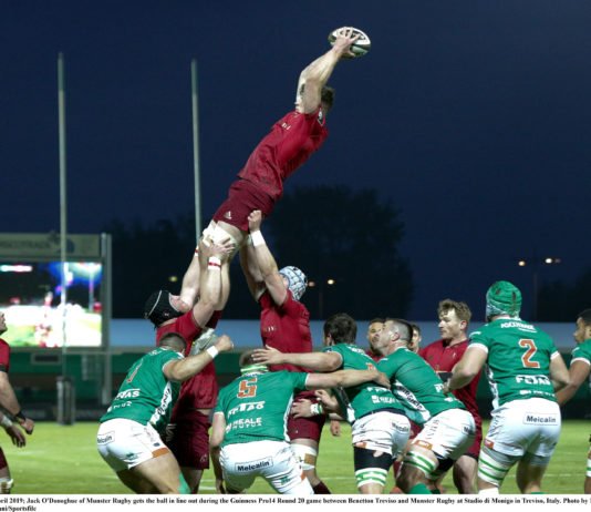 Jack O'Donoghue of Munster wins a lineout during the Guinness PRO14 Round 20 game between Benetton Treviso and Munster Rugby at Stadio di Monigo in Treviso, Italy. Photo by Roberto Bregani/Sportsfile
