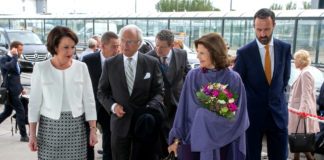 King and Queen of Sweden jet home from Shannon after three-day Irish visit Swedish Royals will be latest to be added to to Shannon’s ‘Wall of Fame’ Friday 24th May 2019: The King and Queen of Sweden have joined the list of monarchs to visit and fly through Shannon Airport, a Shannon Group company, as they completed their three-day visit to Ireland at the weekend. King Carl XVI Gustaf and Queen Silvia are the latest royals to have flown through Shannon, adding to the likes of Prince Charles and his wife Camilla, Duchess of Cornwall in 2015, right back to the likes of Princess Grace of Monaco in the 1970s and others including King Hussein of Jordan and King Juan Carlos of Spain. Pictured greeting King Carl XVI Gustaf and Queen Silvia at Shannon Airport, a part of the Shannon Group, was Rose Hynes (left), Chairman of Shannon Group and and Andrew Murphy, Shannon Airport Managing Director (right).Picture Arthur Ellis.