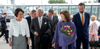 King and Queen of Sweden jet home from Shannon after three-day Irish visit Swedish Royals will be latest to be added to to Shannon’s ‘Wall of Fame’ Friday 24th May 2019: The King and Queen of Sweden have joined the list of monarchs to visit and fly through Shannon Airport, a Shannon Group company, as they completed their three-day visit to Ireland at the weekend. King Carl XVI Gustaf and Queen Silvia are the latest royals to have flown through Shannon, adding to the likes of Prince Charles and his wife Camilla, Duchess of Cornwall in 2015, right back to the likes of Princess Grace of Monaco in the 1970s and others including King Hussein of Jordan and King Juan Carlos of Spain. Pictured greeting King Carl XVI Gustaf and Queen Silvia at Shannon Airport, a part of the Shannon Group, was Rose Hynes (left), Chairman of Shannon Group and and Andrew Murphy, Shannon Airport Managing Director (right).Picture Arthur Ellis.