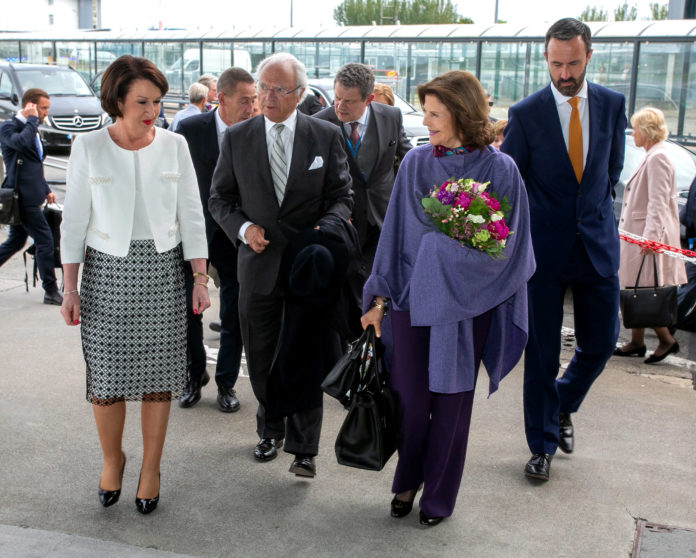 King and Queen of Sweden jet home from Shannon after three-day Irish visit Swedish Royals will be latest to be added to to Shannon’s ‘Wall of Fame’ Friday 24th May 2019: The King and Queen of Sweden have joined the list of monarchs to visit and fly through Shannon Airport, a Shannon Group company, as they completed their three-day visit to Ireland at the weekend. King Carl XVI Gustaf and Queen Silvia are the latest royals to have flown through Shannon, adding to the likes of Prince Charles and his wife Camilla, Duchess of Cornwall in 2015, right back to the likes of Princess Grace of Monaco in the 1970s and others including King Hussein of Jordan and King Juan Carlos of Spain. Pictured greeting King Carl XVI Gustaf and Queen Silvia at Shannon Airport, a part of the Shannon Group, was Rose Hynes (left), Chairman of Shannon Group and and Andrew Murphy, Shannon Airport Managing Director (right).Picture Arthur Ellis.