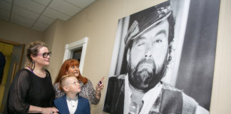Pictured L-R are Brendans daughter Amanda, grandson James Gillespie (11) and wife Eileen, at The Wall of Fame at Shannon Airport today.Pic Arthur Ellis.