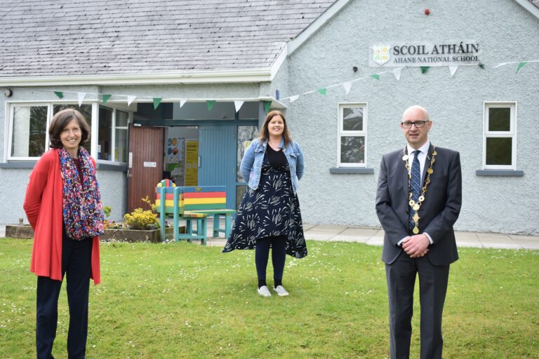 Green-fingered pupils at Ahane National School get thumbs up from Mayor