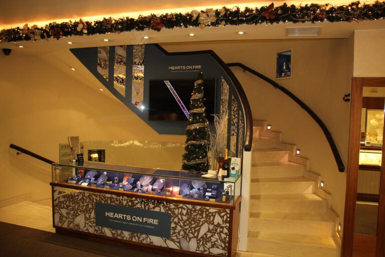 Matthew Stephens Jewellers:  Masterpiece Diamond Roadshow gets festive season off to a sparkling start