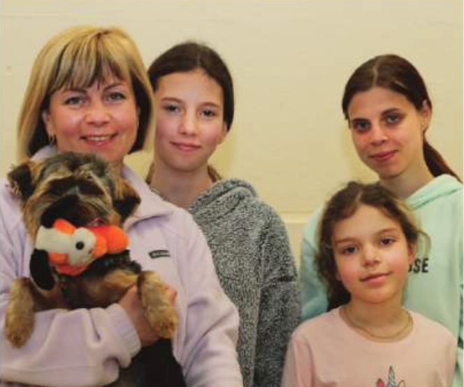 Mikey the dog enjoying the company og his Ukrainian family