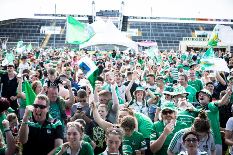 Neither Tá nor Níl at Gaelic Grounds