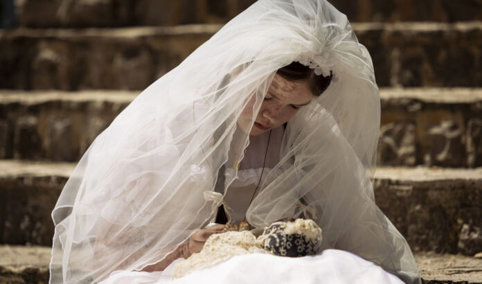 the-communion-girl-photo-1475891web