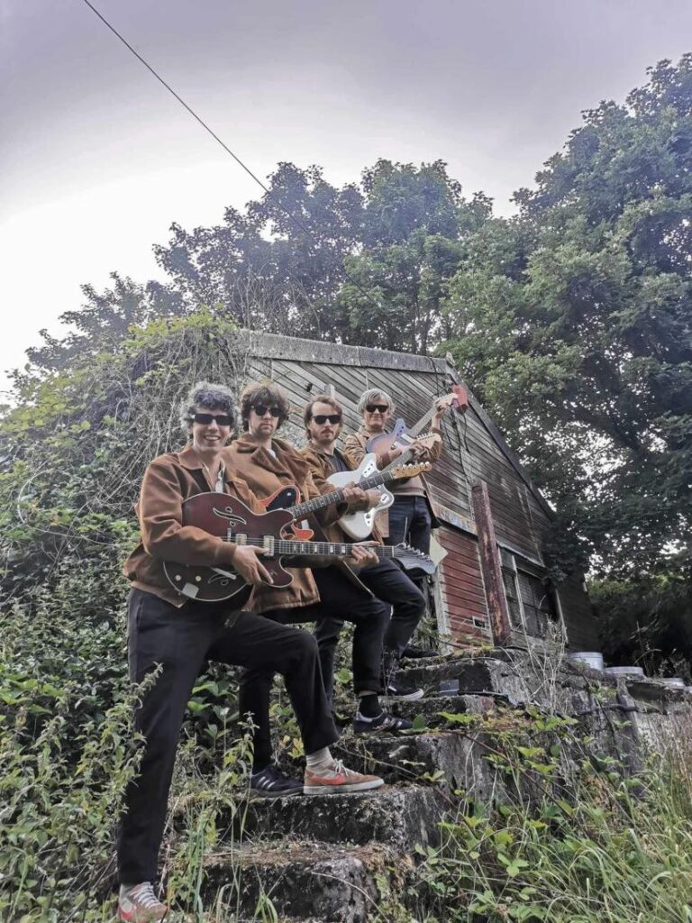 The Tan Jackets & Sista Bossen bring classic rock n’ roll and explosive party-grunge-punk