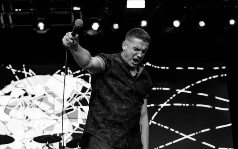 Sing your hearts out as one! – Damien Dempsey Live at the Big Top
