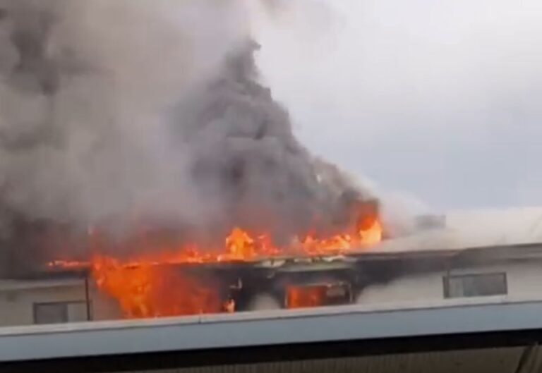 Four escape blaze at Steamboat Quay